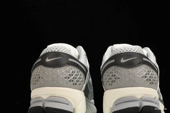 Vomero  BV1358-001 Nike Grey Vast Zoom 5  0804